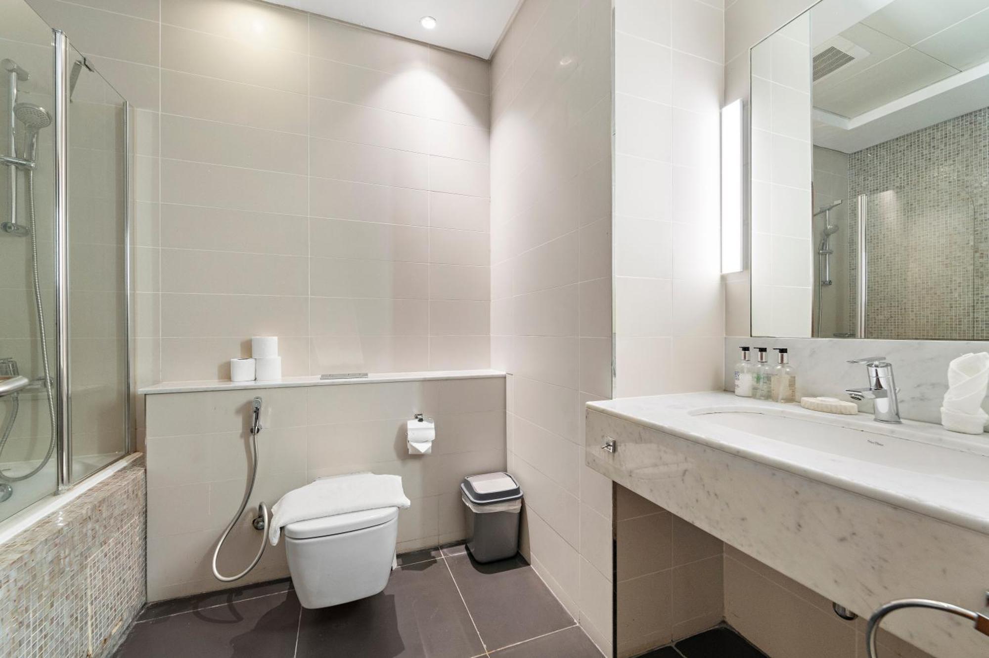 Modern Large Park Difc Apartment *
