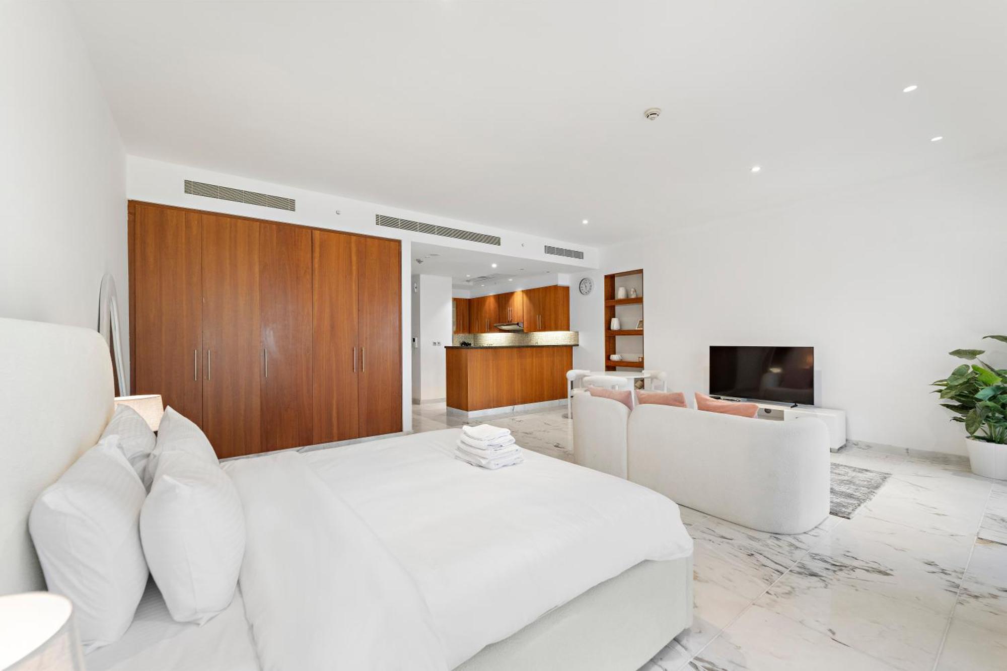 Modern Large Park Difc Apartment *